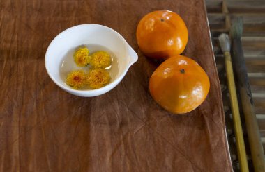 Organik kasımpatı çayı, hurma ve fırça.