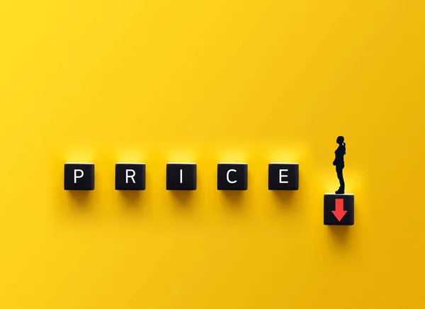 价格水平符号 一个带有向上图标的木制立方体 木块与概念词Price 商业和价格水平概念 — 图库照片