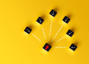 İşletme için zıt yönleri gösteren küp tahta blok yığın üzerindeki ok simgesi insan liderliğini ve strateji yönetimi kavramını değiştir.