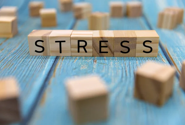ストレス 文字を持つ木製のブロックからの単語 困難な状況ストレスの概念によって引き起こされる大きな心配 — ストック写真