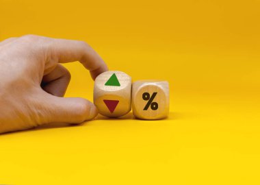 İş adamı Hand odun küpünü UP ve Down ok simgesi yüzdesiyle değiştiriyor. Faiz oranı, hisse senetleri, finans, sıralama, ipotek oranları ve kayıp konsepti