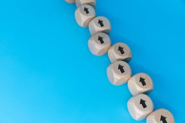 İşadamlarının oka bakan merdiven gibi tahta blokları dizme işi, iş büyümesi başarı süreci kavramı