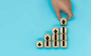 Kelimesi kelimesine ahşap küplerin üzerinde adım adım. İş hayatında başarı ya da ilerleme.