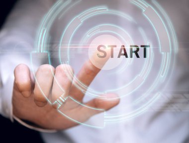 Bir adam dokunmatik ekranda başlangıç konseptine parmağıyla dokunuyor.