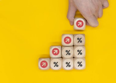 Sanal hedef tahtası ve tahta küpte ekranı yazdıran artan ok. İş başarısı hedefi ve hedef kavramı.