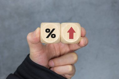 UP ve Down ok simgesi yüzdesi. Faiz oranı, hisse senetleri, finans, sıralama, ipotek oranları ve kayıp konsepti