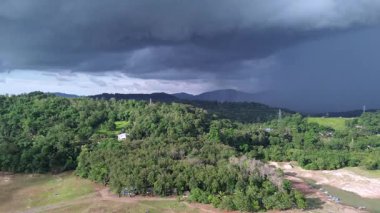 Sulawesi 'de Ormanın Havadan Görüntüsü Huzurlu Çevre ve Fırtınalı Gökyüzü
