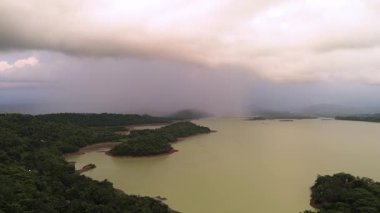 Sakin Barajın Üzerinde Dramatik Gökyüzü Huysuz Hava ve Doğal Manzara