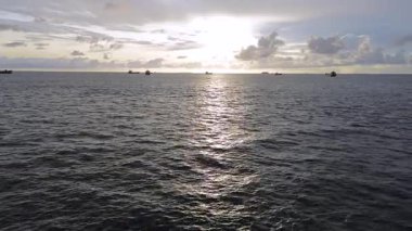 Endonezya Sahil Güzelliği 'nde ropikal Günbatımı Yansımaları