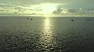 Sulawesi Sahilinde Tropik Günbatımının İnsansız Hava Aracı