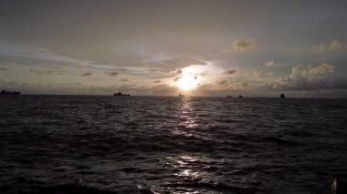 Güney Sulawesi sahil şeridinde altın saat