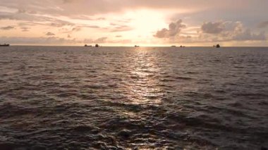 Güney Sulawesi sahil şeridinde altın saat