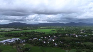 Güzel Dağ Kontlukları ve Verdant Vadileri Uzak İskoçya 'nın İnsansız Hava Aracı Görüntüsü