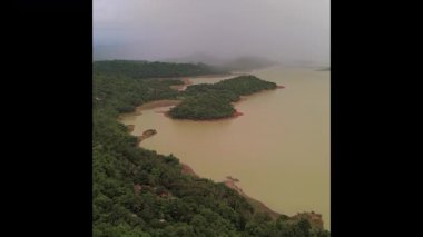 Huzurlu Atmosfer ile Alacakaranlık 'ta Manzara Reservoir Manzarası