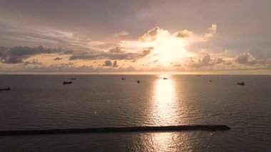 Dramatik Okyanus Günbatımında Denizdeki Gemilerin Silüetleri