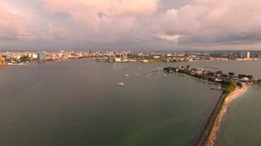 Gusung 'un Üzerinde Uçan: Sulawesi' deki Uzak Mercan Çizgili Ada