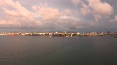 Makassar Şehri ve Liman Altyapısına Altın Saat