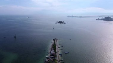 Gusung 'un Üzerinde Uçan: Sulawesi' deki Uzak Mercan Çizgili Ada