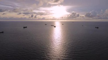 Günbatımı Yansıması Açık Deniz 'de Yük Gemileri Huzur içinde Yüzüyor