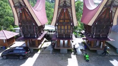 Tana Toraja 'daki Tongkonan Evlerinin Eşsiz Çatı Tasarımlarını gösteren İHA Görüntüleri