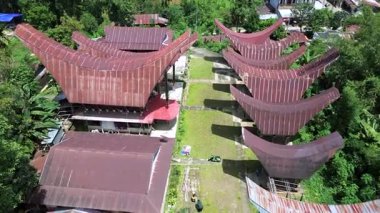 Tana Toraja 'daki Tongkonan Evlerinin Eşsiz Çatı Tasarımlarını gösteren İHA Görüntüleri