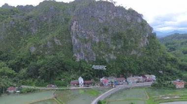 Makale, Tana Toraja 'daki karşılama tepesinin hava görüntüsü Karst oluşumu