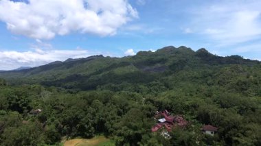 Pirinç Tarlaları ve Geleneksel Evlerin yer aldığı Toraja Highlands Yüksek İrtifa Manzarası