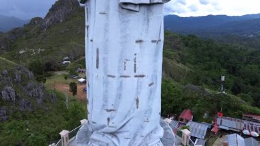 Buntu Burake 'nin haşmetli İsa heykeli Toraja Highlands' ta ruhani bir ikon.