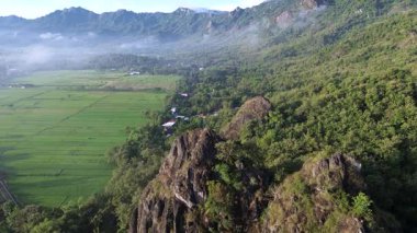 Merkez Java, Endonezya 'daki Karst Uçurumlarının Üst Görünümü