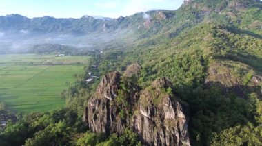 Lush Green Karst Hills İHA 'dan Merkez Java' nın yukarısına