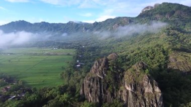 Karst Dağlarının Üzerinde Uçmak Merkezi Java Doğal Mucizesi