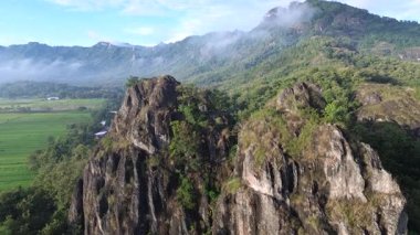 Kireçtaşı Tepeleri ve Vadileri İHA tarafından Orta Cava 'da yakalandı.