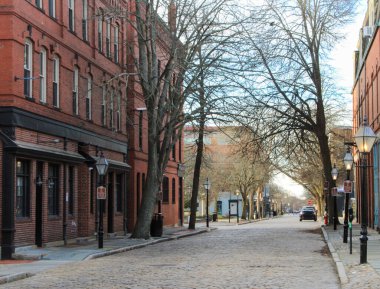 Tarihsel New England balıkçılık ve balina avlama şehri kaldırım taşı caddesi ve eski zaman tuğla binalarıyla tamamlandı  