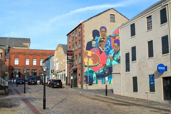 Tarihsel New England balıkçılık ve balina avlama şehri kaldırım taşı caddesi ve eski zaman tuğla binalarıyla tamamlandı  