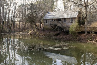 Birleşik Devletler 'in güneyindeki ıssız bataklık evinde. 