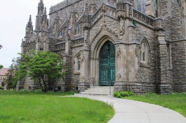 Çarpıcı yeşil bakır kapılar güney Massachusetts 'teki kilise gibi taştan bir kaleye açılıyor. 