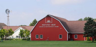 Menno-Hof, Shipshewana Indiana 'daki Amish ve Mennonite topluluklarının geçmişi ve gelenekleriyle bir eğitim müzesi olarak hizmet vermektedir.  