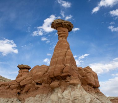 Utah 'ın ikonik kumtaşı kabadayıları fantastik jeolojik oluşumlar, binlerce yıllık erozyon tarafından yontulmuş canlı kırmızı kaya kuleleri, doğal sanatsal özellikleriyle büyüleyici bir diğer dünya dışı çöl manzarası oluşturur..