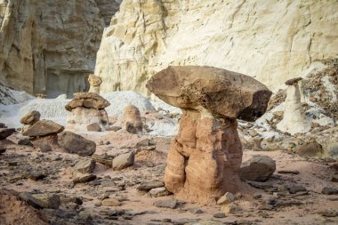 Utah 'ın ikonik kumtaşı kabadayıları fantastik jeolojik oluşumlar, binlerce yıllık erozyon tarafından yontulmuş canlı kırmızı kaya kuleleri, doğal sanatsal özellikleriyle büyüleyici bir diğer dünya dışı çöl manzarası oluşturur..