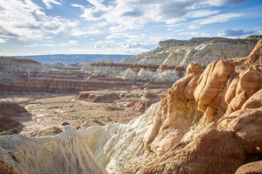 Utah 'ın ikonik kumtaşı kabadayıları fantastik jeolojik oluşumlar, binlerce yıllık erozyon tarafından yontulmuş canlı kırmızı kaya kuleleri, doğal sanatsal özellikleriyle büyüleyici bir diğer dünya dışı çöl manzarası oluşturur..