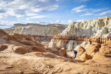 Utah 'ın ikonik kumtaşı kabadayıları fantastik jeolojik oluşumlar, binlerce yıllık erozyon tarafından yontulmuş canlı kırmızı kaya kuleleri, doğal sanatsal özellikleriyle büyüleyici bir diğer dünya dışı çöl manzarası oluşturur..