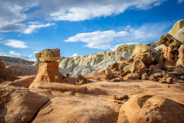 Utah 'ın ikonik kumtaşı kabadayıları fantastik jeolojik oluşumlar, binlerce yıllık erozyon tarafından yontulmuş canlı kırmızı kaya kuleleri, doğal sanatsal özellikleriyle büyüleyici bir diğer dünya dışı çöl manzarası oluşturur..