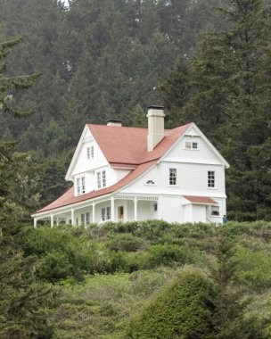 Heceta Head Eyalet Parkı 'nın tarihi Beyaz Saray' ı büyüleyici eski Deniz Feneri Koruyucusu 'nun evidir. Bu Viktorya dönemi mimari mücevheri manzaralı okyanus manzarası sunuyor ve şimdi ikonik Heceta Head 'in bir parçası olan kıyı kulübesi olarak hizmet veriyor..