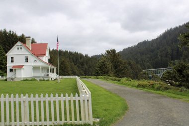 Heceta Head Eyalet Parkı 'nın tarihi Beyaz Saray' ı büyüleyici eski Deniz Feneri Koruyucusu 'nun evidir. Bu Viktorya dönemi mimari mücevheri manzaralı okyanus manzarası sunuyor ve şimdi ikonik Heceta Head 'in bir parçası olan kıyı kulübesi olarak hizmet veriyor..