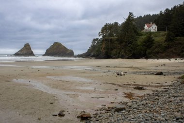 Heceta Head Eyalet Parkı 'nın tarihi Beyaz Saray' ı büyüleyici eski Deniz Feneri Koruyucusu 'nun evidir. Bu Viktorya dönemi mimari mücevheri manzaralı okyanus manzarası sunuyor ve şimdi ikonik Heceta Head 'in bir parçası olan kıyı kulübesi olarak hizmet veriyor..