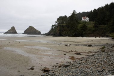 Heceta Head Eyalet Parkı 'nın tarihi Beyaz Saray' ı büyüleyici eski Deniz Feneri Koruyucusu 'nun evidir. Bu Viktorya dönemi mimari mücevheri manzaralı okyanus manzarası sunuyor ve şimdi ikonik Heceta Head 'in bir parçası olan kıyı kulübesi olarak hizmet veriyor..