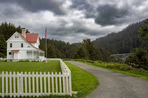 Heceta Head Eyalet Parkı 'nın tarihi Beyaz Saray' ı büyüleyici eski Deniz Feneri Koruyucusu 'nun evidir. Bu Viktorya dönemi mimari mücevheri manzaralı okyanus manzarası sunuyor ve şimdi ikonik Heceta Head 'in bir parçası olan kıyı kulübesi olarak hizmet veriyor..