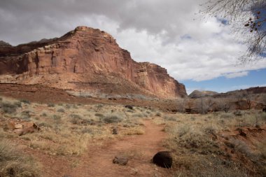  Capitol Resifi Ulusal Parkı 'nın hayranlık uyandıran dağ manzaraları. Uçsuz bucaksız kızıl kaya oluşumlarını, engin çöl manzaralarını ve dramatik uçurumları keşfedin. Engebeli ama sakin Utah vahşi doğası nefes kesici manzaralar sunuyor..