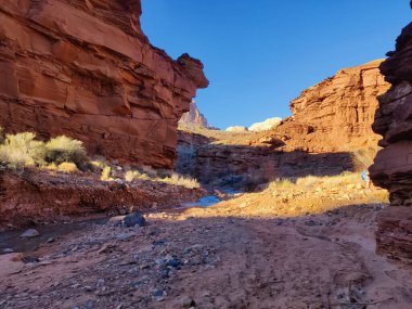  Capitol Resifi Ulusal Parkı 'nın hayranlık uyandıran dağ manzaraları. Uçsuz bucaksız kızıl kaya oluşumlarını, engin çöl manzaralarını ve dramatik uçurumları keşfedin. Engebeli ama sakin Utah vahşi doğası nefes kesici manzaralar sunuyor..