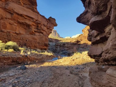Capitol Resif Ulusal Parkı 'nın göz kamaştırıcı dağ manzaraları görkemli kırmızı kaya oluşumları, geniş çöl manzaraları ve dramatik uçurumlar içerir. Engebeli ama sakin Utah vahşi doğası nefes kesici manzaralar sunuyor..